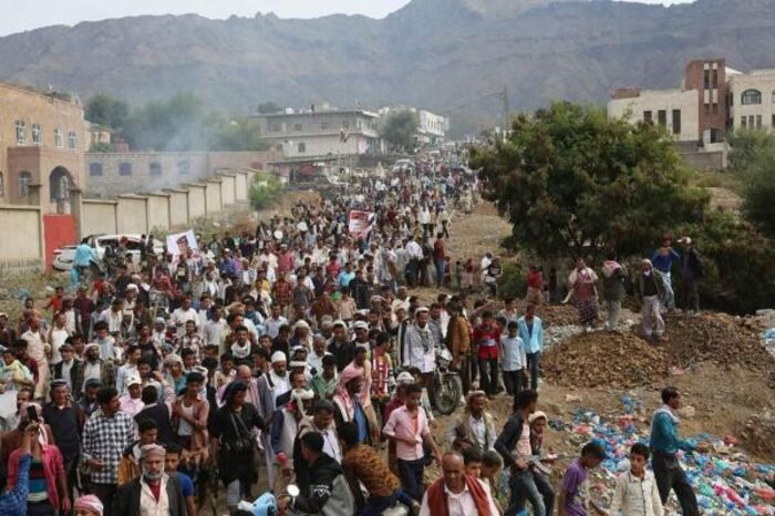 المئات من أبناء تعز يتظاهرون للمطالبة بكشف نتائج تحقيقات إغتيال العميد الحمادي