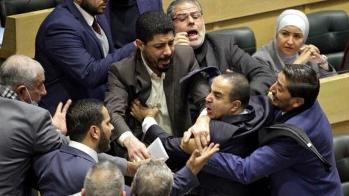 عراك ولكمات.. برلمان #الأردن يجمد عضوية نائب