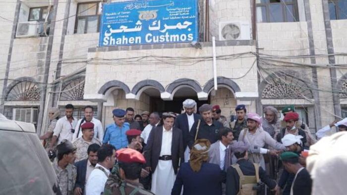 الجمارك الحكومية.. فساد وفشل يمنح الحوثي موارد هائلة "تقرير"