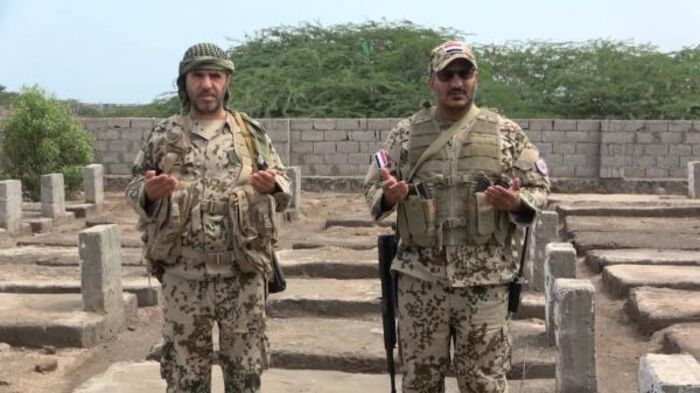 قائد المقاومة الوطنية يزور مقبرة شهداء الدفاع عن الجمهورية في المخا