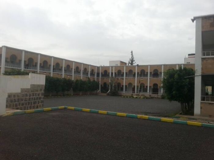 جريمة صدمت الملايين.. مليشيا الحوثي تعرض مدرسة للبيع في مزاد علني بصنعاء