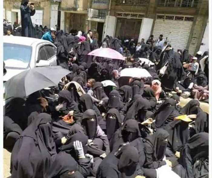 صنعاء | مليشيا الحوثي تعتدي على تظاهرة نسائية