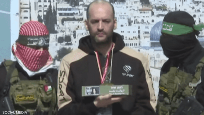 حماس تبعث هدية إلى نتنياهو مع أحد الأسرى.. ما هي؟!