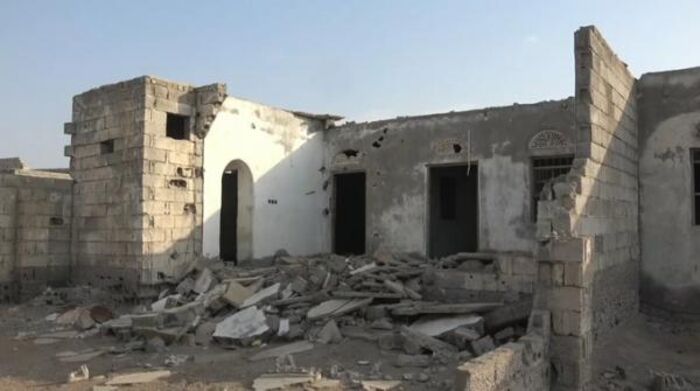 مدفعية الحوثي تقصف وتدمر عدد من منازل حي منظر جنوب مدينة الحديدة