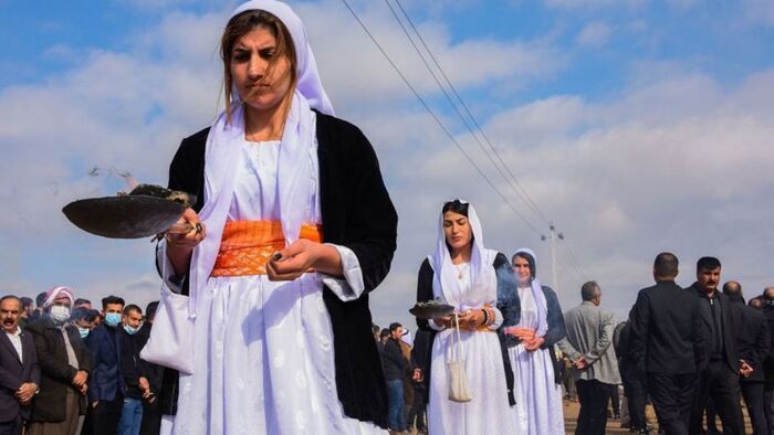دفن رفات عشرات من الإيزيديين قتلوا على يد تنظيم الدولة الإسلامية
