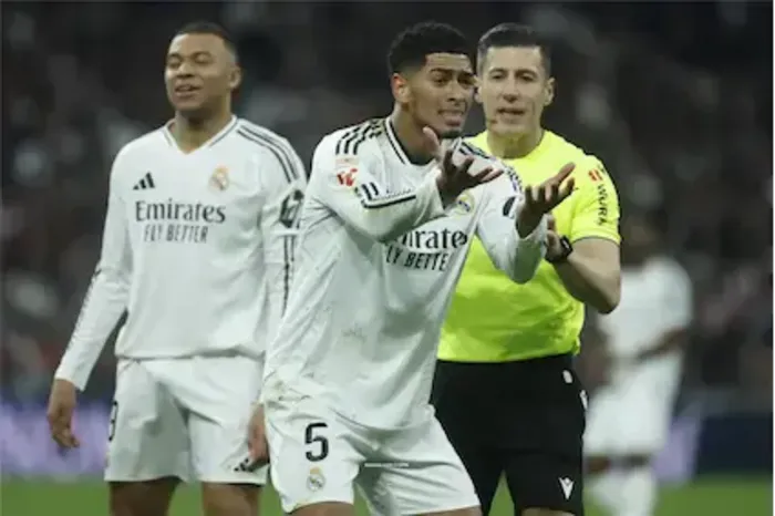سباب بيلينجهام لحكم ديربي مدريد يغزو العالم