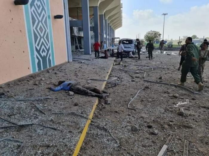 المقاومة الوطنية تدين تفجيرات استهدفت الحكومة بمطار عدن الدولي