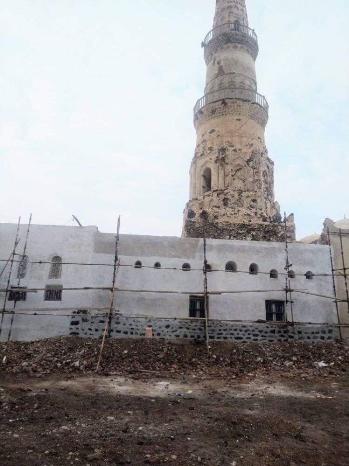 بدعم من المقاومة.. البدء بترميم منارة مسجد الشاذلي التاريخي في المخا