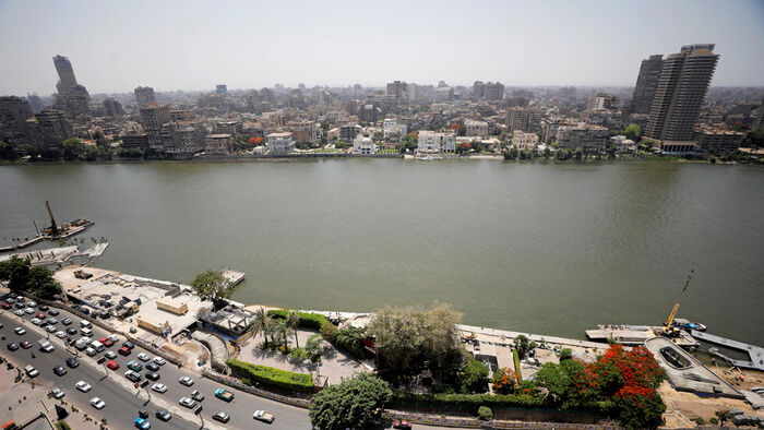 سبب صدمة لجمهوره.. فنان مصري يعتدي على شاب في محطة للوقود (صورة)