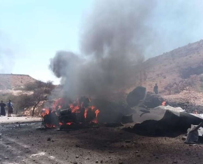 وفاة سائق شاحنة وإصابة مرافقة إثر انفجار صهريج غاز في شبوة