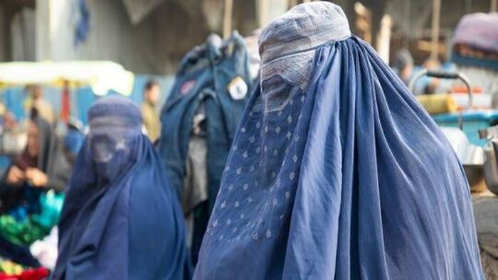 مسؤول في "طالبان": المرأة تفقد قيمتها إذا كان وجهها مرئيا