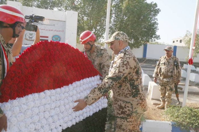 وضع إكليلا من الزهور على شهداء الجمهورية.. نائب رئيس الجمهورية طارق صالح: الشهيد عنوان قضيتنا