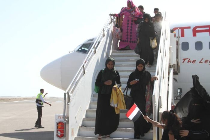 بدعم العميد طارق صالح.. مطار المخا يستقبل دفعة أولى من العالقين اليمنيين في السودان