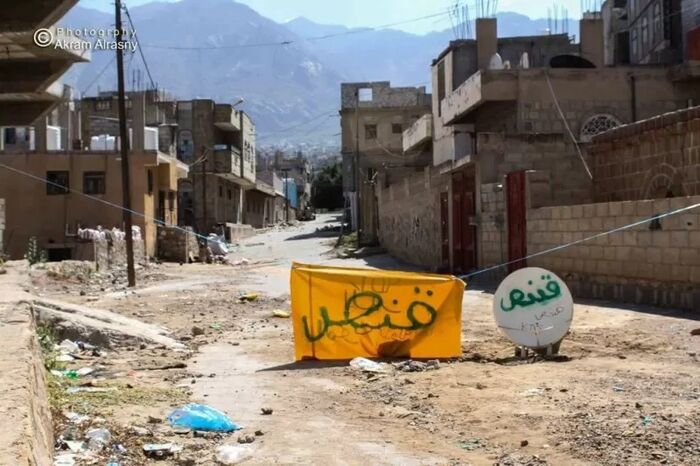 قناصة مليشيا الحوثي تفرض حصاراً على سكان حي الروضة بتعز