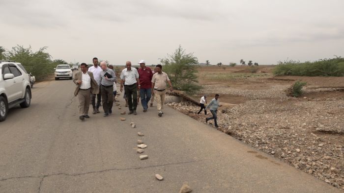 لجنة حكومية تتفقد أضرار سيول الأمطار في مقبنة والمخا غربي تعز