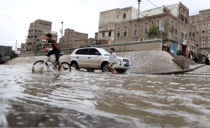 مواطنون يعثرون على جثمان طفلة جرفتها السيول في صنعاء