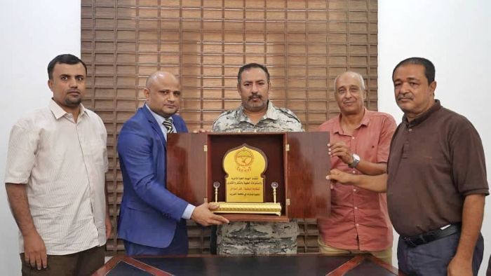 هيئة الأدوية تكرم قائد قوات خفر السواحل قطاع البحر الأحمر وتنشئ مكتباً لها في المخا