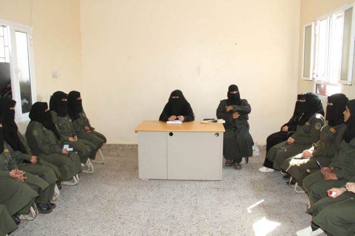 المخا.. رئيس دائرة المرأة في سياسي المقاومة تشيد بأداء وانضباط الشرطة النسائية في قطاع أمن الساحل الغربي
