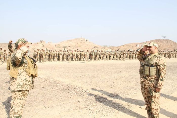 تفقد محور البرح.. طارق صالح: الحوثي انكشف أمام الخارج والداخل.. ونحن أقرب إلى النصر من أي وقت مضى
