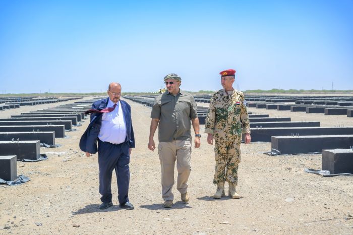 طارق صالح والبركاني يتفقدان مشروع محطة الطاقة الشمسية الإضافية في المخا