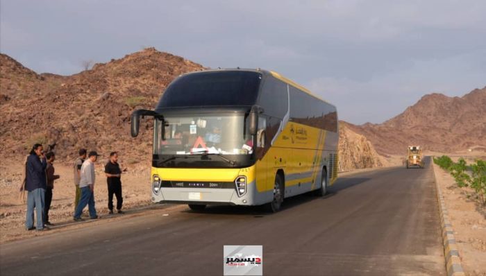 تعز.. بدء عبور حافلات النقل البري عبر طريق الشيخ محمد بن زايد