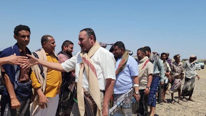تنفيذا لتوجيهات طارق صالح..الزحزوح يطلع على أوضاع واحتياجات أهالي عزلة الزهاري في ريف المخا