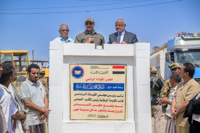 طارق صالح يضع حجر الأساس لمشروع رصف وتشجير مدخل مدينة حيس ويتفقد محطتي الطاقة الشمسية بالخوخة وحيس
