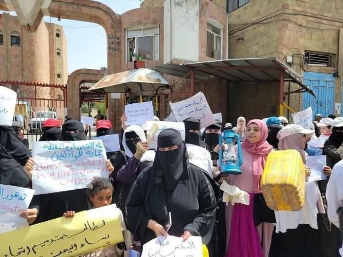 تظاهرة نسائية في تعز تندد بتدهور الأوضاع المعيشية وتطالب بتوفير الخدمات الأساسية