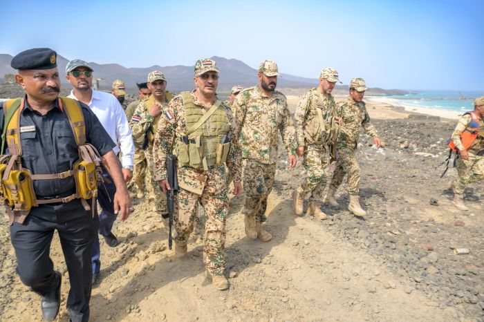 طارق صالح يتفقد بحرية المقاومة الوطنية في الجزُر المحررة بالبحر الأحمر (صور)