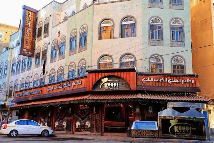 مطاعم الكندي تُغلق فروعها بصنعاء احتجاجًا على الابتزاز الحوثي المتصاعد ضد القطاع الخاص