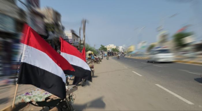 مدينة المخا تتوشح أعلام الجمهورية استعدادًا لاحتفالات الـ26 من سبتمبر