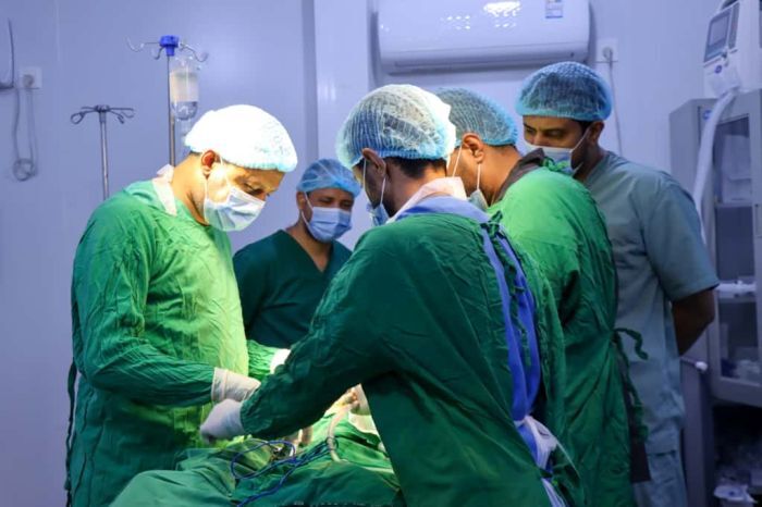 الفريق الجراحي في المستشفى السعودي الميداني بالمخا ينقذ طفلًا من ورم خطير