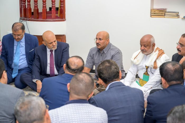 طارق صالح يستقبل ضيوف الثاني من ديسمبر في مدينة المخا ويدعو إلى إحياء روح المقاومة
