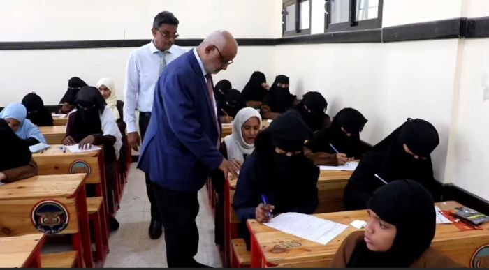 محافظ الحديدة يدشن اختبارات الفصل الدراسي الأول في الخوخة
