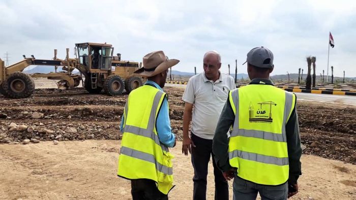 مدير عام المخا يتفقد المرحلة الثانية من طريق النصر الزراعي ويؤكد قرب تحقيق الإنجاز التنموي