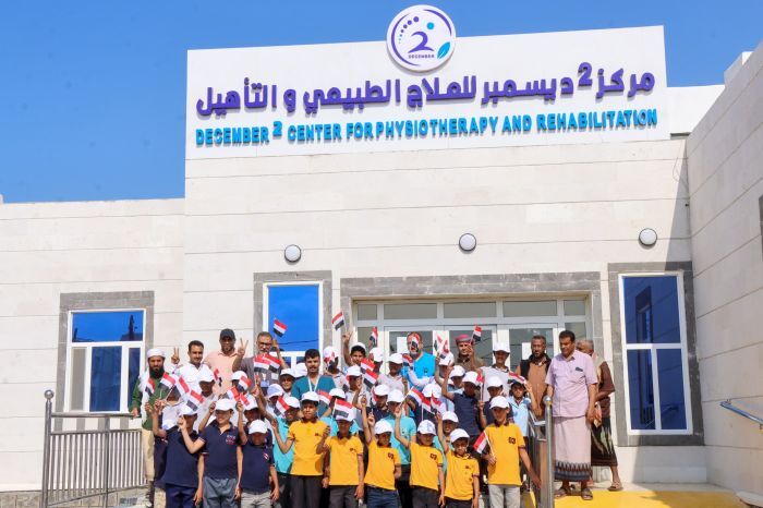 أيتام دار "أم المؤمنين عائشة" في التربة يزورون مرافق طبية وتنموية في مدينة المخا