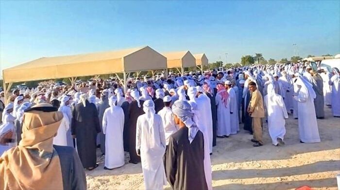 عفاش طارق يقدم واجب العزاء لأسرة البيض