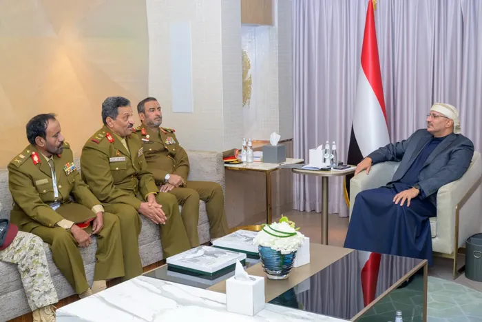 طارق صالح يطلع على الوضع العملياتي في مختلف الجبهات والمحاور