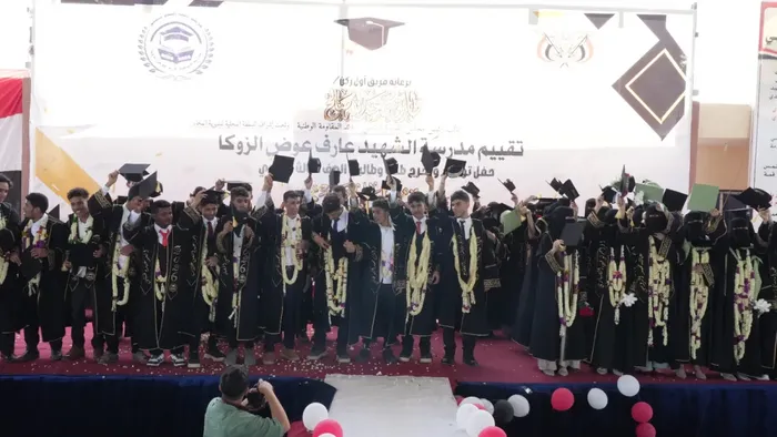 تزامنا مع ذكرى انطلاق المقاومة الوطنية.. مدرسة الشهيد الزوكا بالمخا تقيم حفل تخرج لطلاب الثانوية العامة (صور)