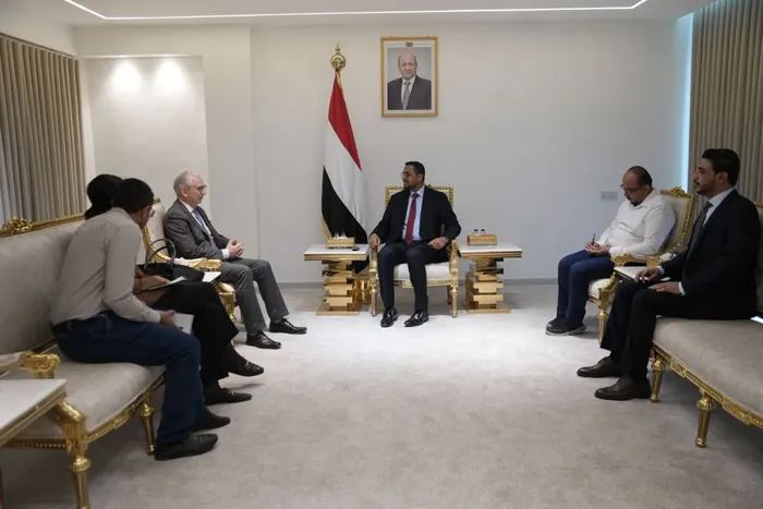 وزير الدولة وليد القديمي يبحث مع السفير الألماني تعزيز التعاون الإنساني والتنموي