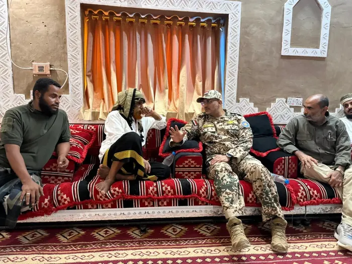 الفريق طارق صالح يؤدي واجب العزاء لأسرة الشهيد العميد يحيى وحيش في الخوخة.. ويؤكد أن دمه الطاهر نبراس لطريق النصر