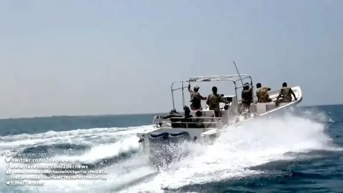 قوات البحرية وخفر السواحل تدمر زوارق حوثية في البحر الأحمر