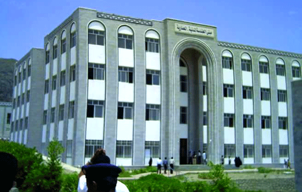 جامعة تعز تعلّق الدراسة في جميع كلياتها إثر اعتداء ضابط باللواء 22 ميكا على رئيسها