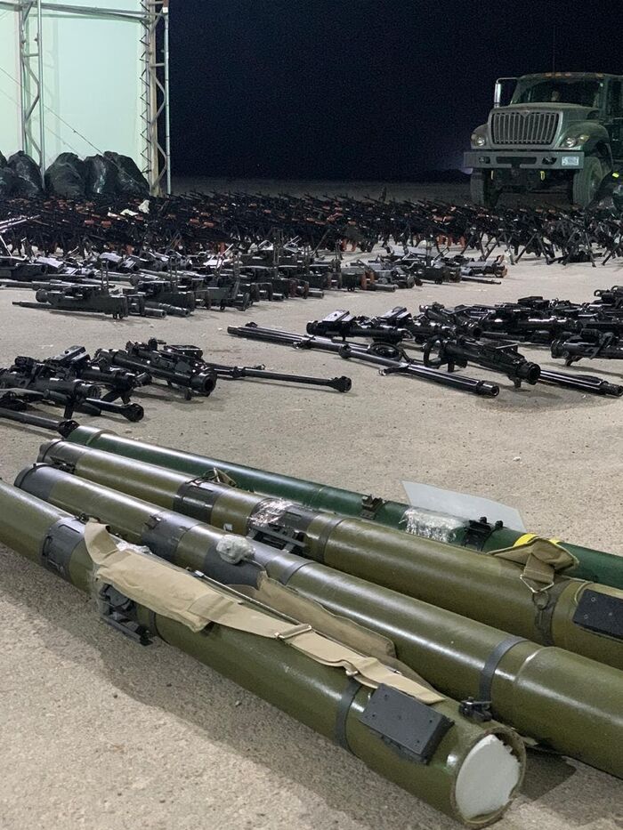 بالصور.. ضبط أسلحة قادمة من إيران في بحر العرب