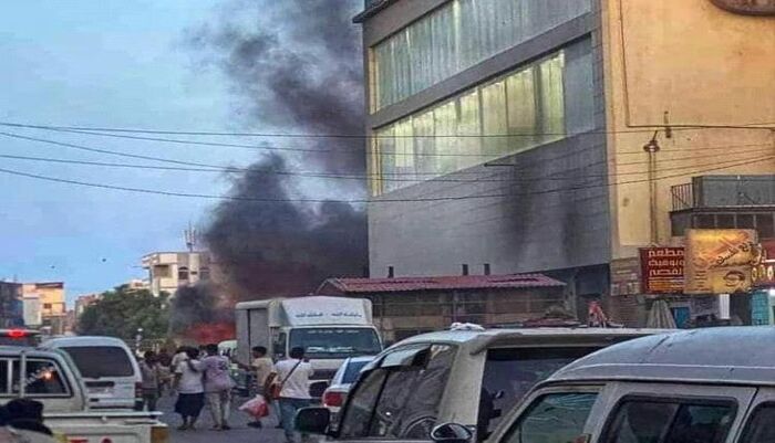 عدن.. احتجاجات شعبية وقطع الخط العام وسط مدينة المنصورة إحتجاجا على ارتفاع ساعات انقطاع الكهرباء