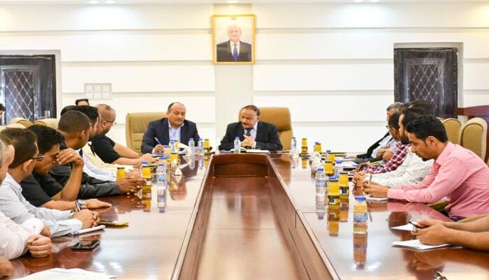 وزارتا النقل والصناعة تكذبان أنباء تحويل حركة سفن البضائع من عدن الى الحديدة وتوعدتا المخالفين بعقوبات صارمة