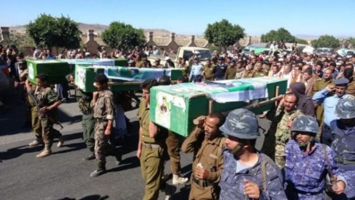 مليشيا الحوثي تشيع خامس دفعة من قياداتها الميدانية تضم 14 ضابطاً (أسماء)