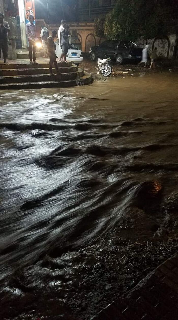 صورة | السيول تجتاح عدد من منازل امانة العاصمة صنعاء