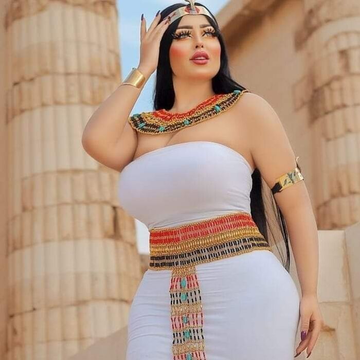 صور | متابعو عارضة الأزياء  "سلمى الشيمي" يرتفعون على فيس بوك إلى 224 ألفا بعد ظهورها بالفوتوسيشن الفرعوني