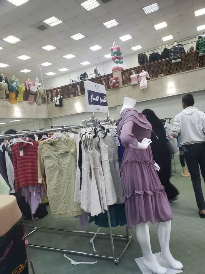 صور | #صنعاء.. "بيت الثقافة" مول تجاري لبيع "الملابس النسائية"